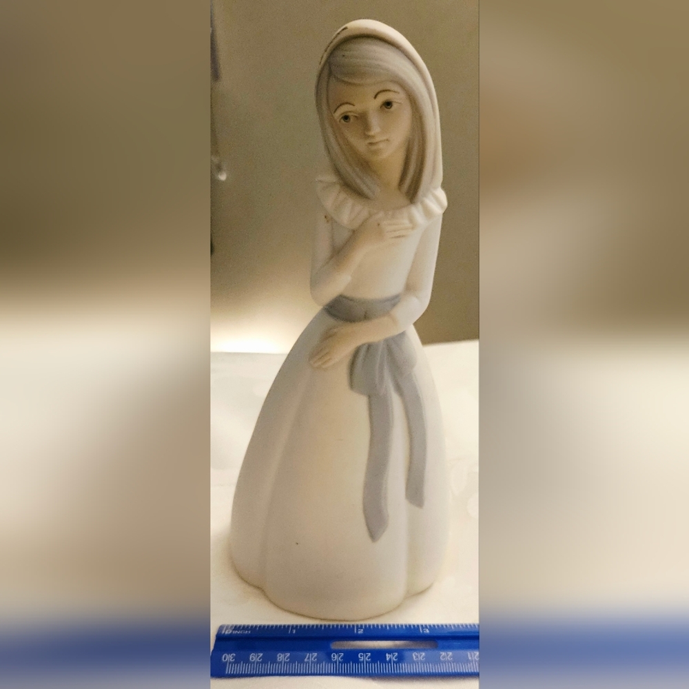 Elegant White and Gray Figurine